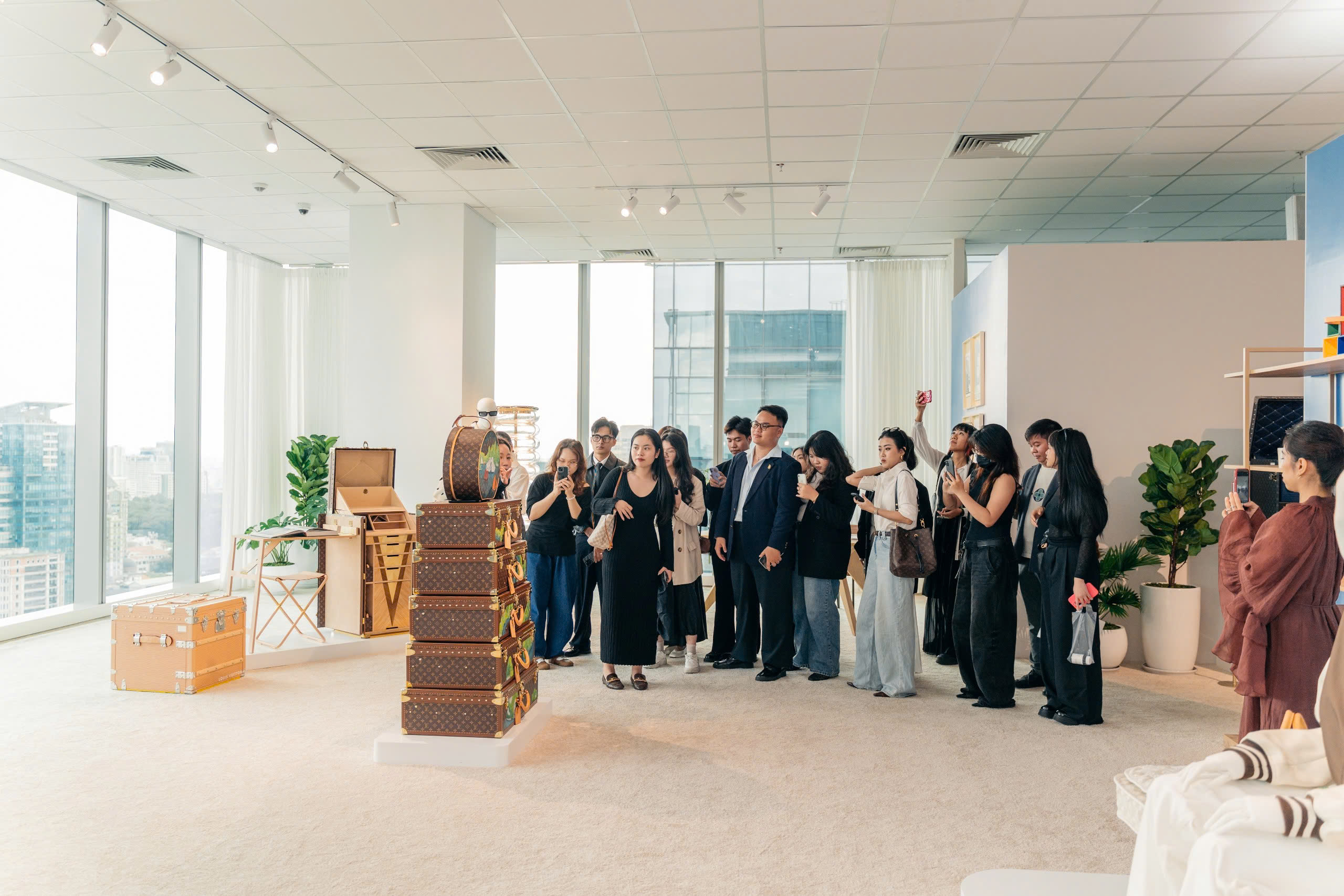 Học viên SRFBS tham quan rương Hòn trống mái